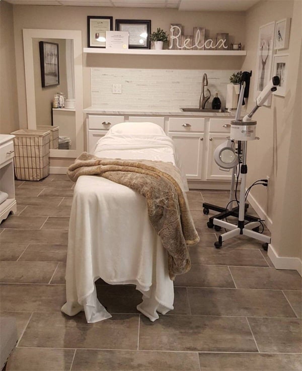Máy xông mặt, đèn lúp led soi da, bồn rửa, giường spa là những vật dụng chăm sóc da cơ bản