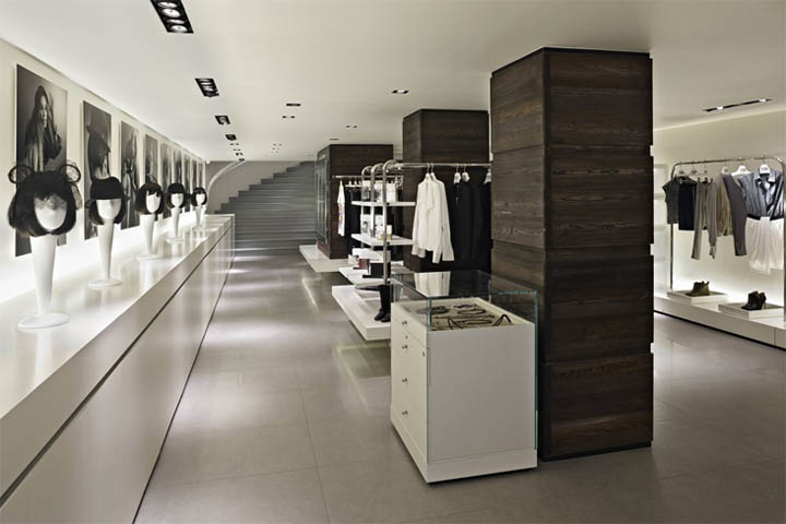 V2K Designers – Thiết kế nội thất shop thời trang trên nền trắng Bên cạnh các sản phẩm trưng bày, shop cũng hòa hợp các yếu tố văn hóa